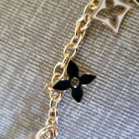 Classic Chain Design With Charms - Picture 8 of 10